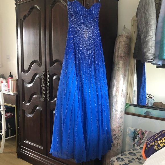 Dresses & Skirts - Blue prom or homecoming dress